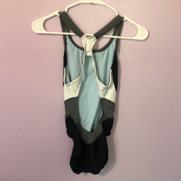 Nike Women’s Victory Color Block Power Back Tank One Piece Swimsuit - Picture 7 of 13